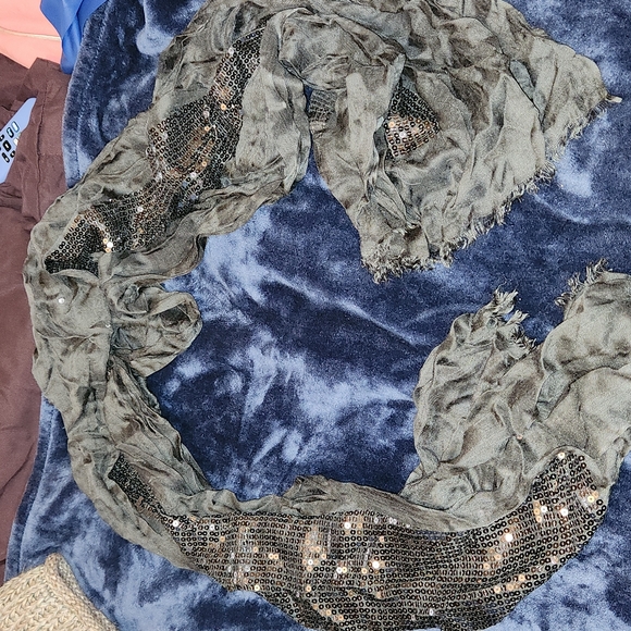 Women's Scarves - Picture 13 of 16